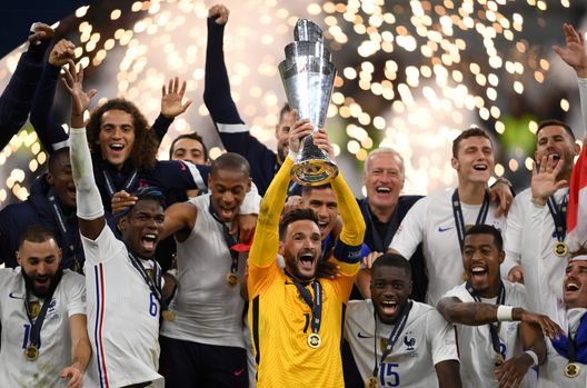 La festa della Francia, capitanata da Hugo Lloris, dopo la vittoria nel 2021. (Photo by Mike Hewitt/Getty Images) Nations League, è tempo di Final Four: ecco la storia di questo giovane torneo- immagine 4