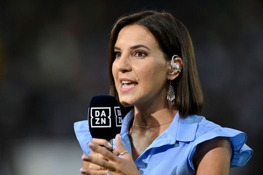 UDINE, ITALIA - 20 AGOSTO: La presentatrice di DAZN, Federica Zille, osserva prima della partita di Serie A TIM tra Udinese Calcio e Juventus alla Dacia Arena il 20 agosto 2023 a Udine, Italia. (Foto di Alessandro Sabattini/Getty Images) Open VAR