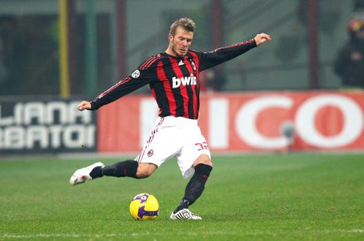 MILAN, ITALY - JANUARY 28: AC Milan's English midfielder David Beckham is seen in action during AC Milan v Genoa CFC held at San Siro Stadium on January 28, 2009 in Milan, Italy. (Photo by Vittorio Zunino Celotto/Getty Images) ex-milan-david-beckham-diventa-sir-re-carlo-iii-cavaliere-inghilterra