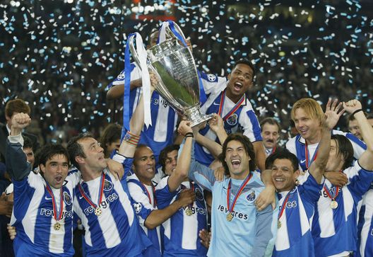 Il Porto campione d'Europa nel 2004. (Foto di Alex Livesey/Getty Images) Mondiale per Club: Porto-Palmeiras è anche lo scontro tra Portogallo e Brasile- immagine 5