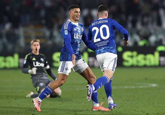 L'esultanza di Baturina (Como), dopo il gol siglato al Bologna (Foto di Marco Luzzani/Getty Images) E se ci fosse stato Fabregas sulla panchina del Milan?- immagine 2