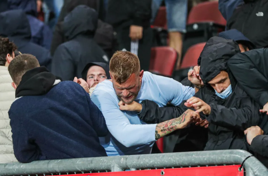 Conference League, scontri tra tifosi sugli spalti in Twente-Hammarby: 10 arresti, tra cui un minorenne- immagine 2