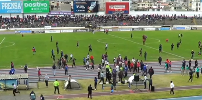 Caccia all’uomo in Ecuador: tifosi invadono il campo e picchiano giocatori e arbitro- immagine 2