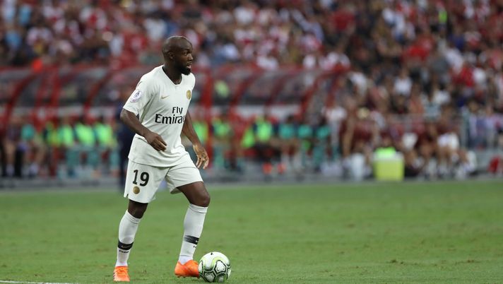 SINGAPORE, SINGAPORE - JULY 28: Lassana Diarra of Paris Saint Germain controls the ball during the International Champions Cup match between Arsenal and Paris Saint Germain at the National Stadium on July 28, 2018 in Singapore. (Photo by Lionel Ng/Getty Images) Caso Diarra, la Fifa sospende sanzioni ai calciatori che hanno rotto il contratto - immagine 1