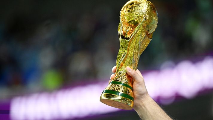 AL WAKRAH, QATAR - NOVEMBER 22: A detailed view of a replica World Cup trophy prior to the FIFA World Cup Qatar 2022 Group D match between France and Australia at Al Janoub Stadium on November 22, 2022 in Al Wakrah, Qatar. (Photo by Clive Mason/Getty Images) La Fifa sceglie Iran-Egitto come “Pride Match” ai Mondiali. L’ira degli asiatici: “Ci opponiamo” - immagine 1
