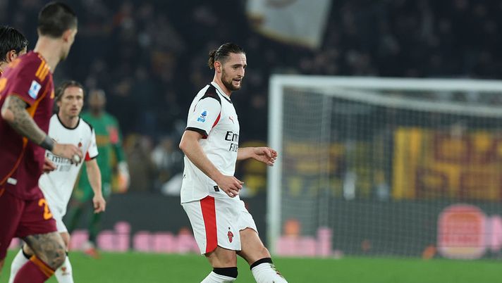 ROME, ITALY - JANUARY 25: Adrien Rabiot of AC Milan in action during the Serie A match between AS Roma and AC Milan at Stadio Olimpico on January 25, 2026 in Rome, Italy. (Photo by Claudio Villa/AC Milan via Getty Images) Milan, Athekame e Rabiot ammoniti domenica: sono entrati in diffida - immagine 1