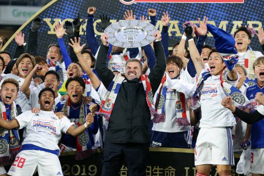 I festeggiamenti per la vittoria della J League. (Foto di J.LEAGUE/J.LEAGUE via Getty Images) Tottenham, Postecoglou e la vittoria del secondo anno. Porterà bene?- immagine 5