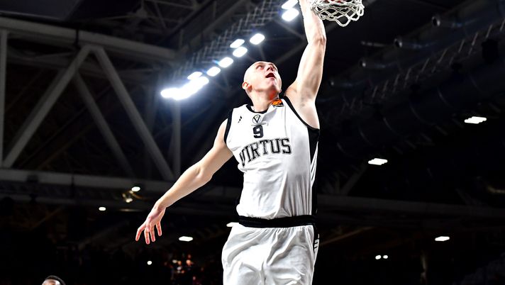 BOLOGNA, ITALY - DECEMBER 05: Alen Smailagic, #9 of Virtus Bologna in action during the EuroLeague Regular Season Round 14 match between Virtus Bologna and Dubai Basketball at Virtus Arena on December 05, 2025 in Bologna, Italy. (Photo by Luca Sgamellotti/Euroleague Basketball via Getty Images) Bologna-Hapoel live: streaming gratis e diretta TV del match di Eurolega - immagine 1