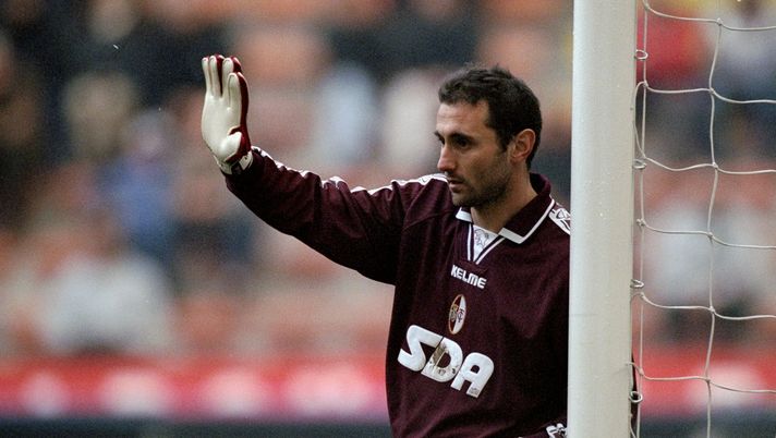12 Dec 1999: Luca Bucci of Torino lines up the defensive wall during the Italian Serie A match against AC Milan played at the San Siro in Milan, Italy. The game finished in a 2-0 win for Milan. Mandatory Credit: Claudio Villa /Allsport Luca Bucci fa 50: un portiere col granata nel cuore - immagine 1