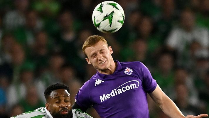 SEVILLE, SPAIN - MAY 01: Cedric Bakambu of Real Betis competes for a header with Pietro Comuzzo of Fiorentina during the UEFA Conference League 2024/25 Semi Final First Leg match between Real Betis Balompie and ACF Fiorentina at Estadio Benito Villamarin on May 01, 2025 in Seville, Spain. (Photo by Denis Doyle/Getty Images) Comuzzo vs Betis