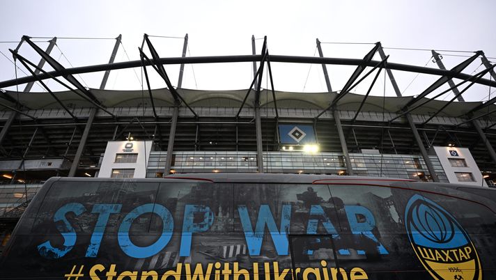 HAMBURG, GERMANY - FEBRUARY 15: General view outside the stadium as the FC Shakhtar Donetsk team bus with a 'STOP WAR #StandWithUkraine' Livery prior to the UEFA Europa League 2023/24 Knockout Round Play-offs First Leg match between FC Shakhtar Donetsk and Olympique de Marseille at Volksparkstadion on February 15, 2024 in Hamburg, Germany. (Photo by Stuart Franklin/Getty Images) Carlino – Paura Shakhtar: sospesa la partita per allarme aereo - immagine 1