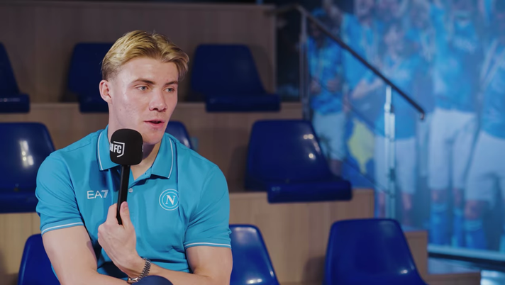 Intervistato da Sports Illustrated, Rasmus Hojlund ha rilasciato alcune parole sull'inizio della sua avventura a Napoli, e non solo. hojlund napoli