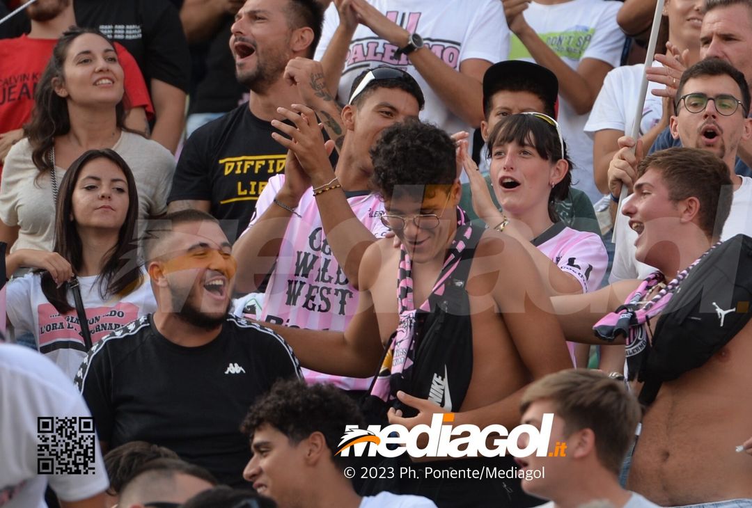 FOTOTIFO Palermo-Feralpisalò 3-0, gli scatti ai tifosi al “Renzo Barbera” (GALLERY) - immagine 38