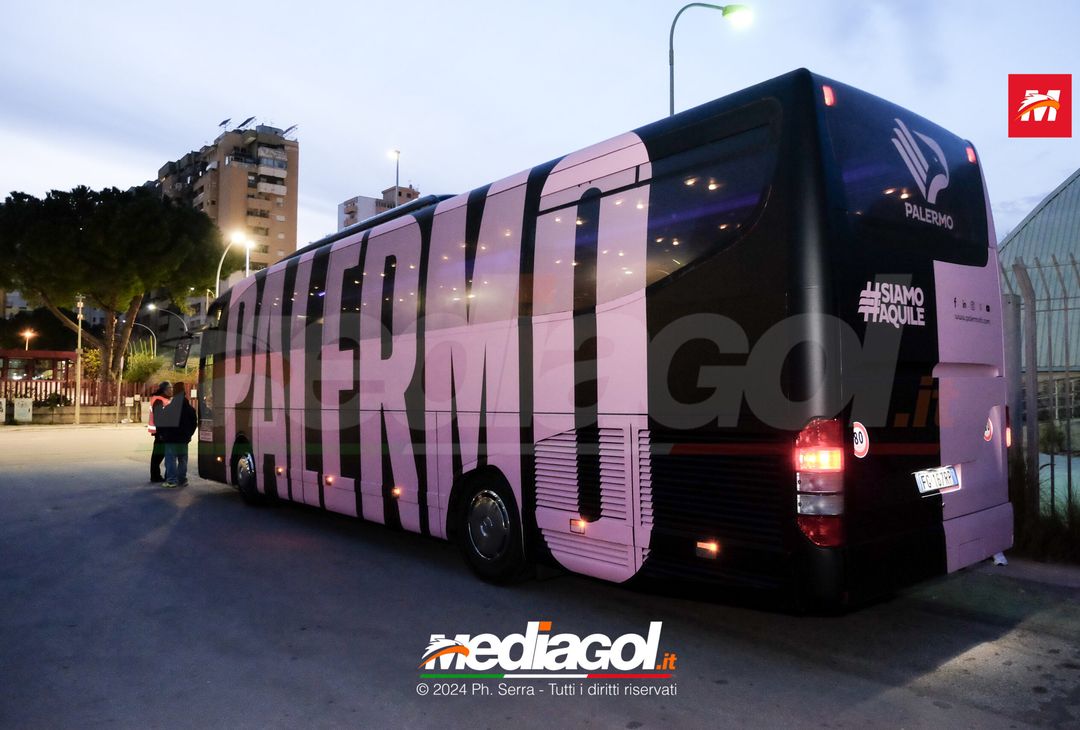 FOTO PALERMO: il Palermo FC si raduna al parcheggio dell’Ippodromo (GALLERY) - immagine 2