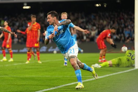 NAPLES, ITALY - MARCH 14: Matteo Politano of SSC Napoli celebrates after scoring his side second goal during the Serie A match between SSC Napoli and US Lecce at Stadio Diego Armando Maradona on March 14, 2026 in Naples, Italy. (Photo by Francesco Pecoraro/Getty Images)