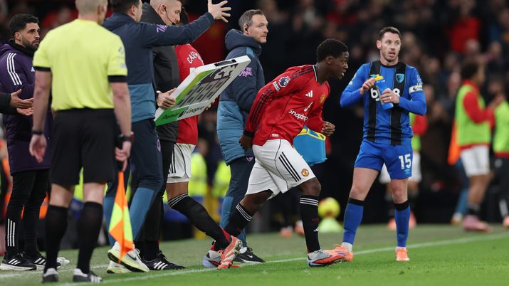 MANCHESTER, ENGLAND - DECEMBER 15: Kobbie Mainoo of Manchester United comes on as a substitute during the Premier League match between Manchester United and Bournemouth at Old Trafford on December 15, 2025 in Manchester, England. (Photo by Stu Forster/Getty Images) mainoo napoli