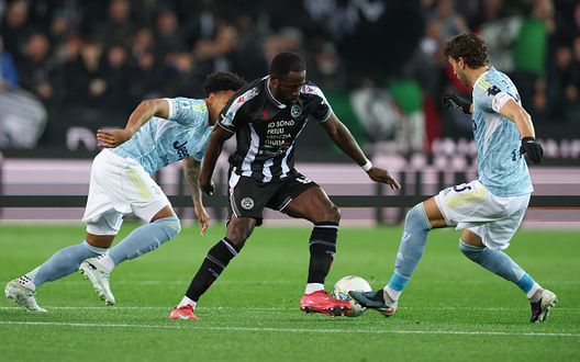 UDINE, ITALY - MARCH 14: Keinan Davis of Udinese is put under pressure from Manuel Locatelli of Juventus during the Serie A match between Udinese Calcio and Juventus FC at Stadio Friuli on March 14, 2026 in Udine, Italy. (Photo by Timothy Rogers/Getty Images) Prima di Udinese-Como, Runjaic aveva parlato di Davis: 'Non è facile da sostituire, non c’è un giocatore uguale a lui in rosa'.