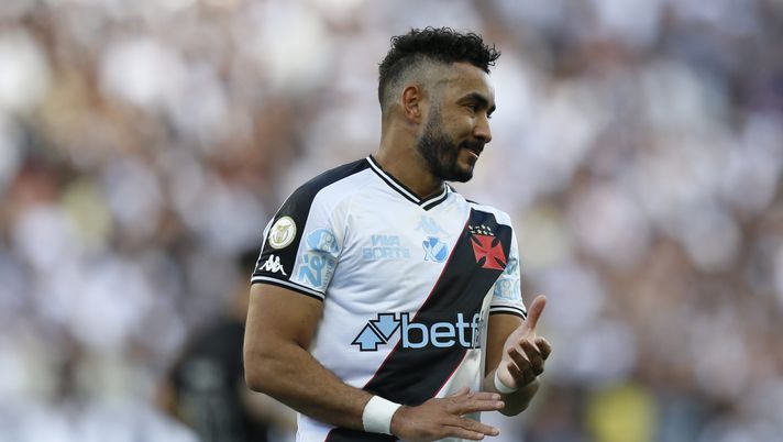 SAO PAULO, BRAZIL - NOVEMBER 24: Dimitri Payet of Vasco da Gama reacts during a match between Corinthians and Vasco da Gama as part of Brasileirao Series A 2024 at Neo Quimica Arena on November 24, 2024 in Sao Paulo, Brazil. (Photo by Miguel Schincariol/Getty Images) Dimitri Payet annuncia il ritiro durante Marsiglia-Lille: “Lo faccio qui, dove mi sento a casa”- immagine 2