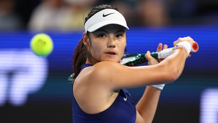 PERTH, AUSTRALIA - JANUARY 05: Emma Raducanu of Team Great Britain plays a backhand in the Women's singles match against Maria Sakkari of Team Greece during Day 4 of the United Cup at RAC Arena on January 05, 2026 in Perth, Australia. (Photo by Paul Kane/Getty Images) Tennis, WTA Hobart: dove vedere il torneo in streaming gratis e diretta tv - immagine 1