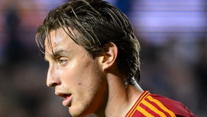 BERGAMO, ITALY - MAY 12: Edoardo Bove of AS Roma during the Serie A TIM match between Atalanta BC and AS Roma at Gewiss Stadium on May 12, 2024 in Bergamo, Italy. (Photo by Fabio Rossi/AS Roma via Getty Images) Di Marzio: “Alla Fiorentina piacciono Bove e Stroeykens. Novità su Zaniolo” - immagine 1