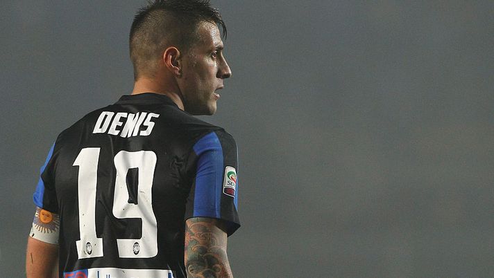 BERGAMO, ITALY - JANUARY 30: German Gustavo Denis of Atalanta BC looks on during the Serie A match between Atalanta BC and US Sassuolo Calcio at Stadio Atleti Azzurri d'Italia on January 30, 2016 in Bergamo, Italy. (Photo by Marco Luzzani/Getty Images) Denis non vuol fermarsi e ci ripensa: El Tanque giocherà con il La Fiorita in Conference League - immagine 1
