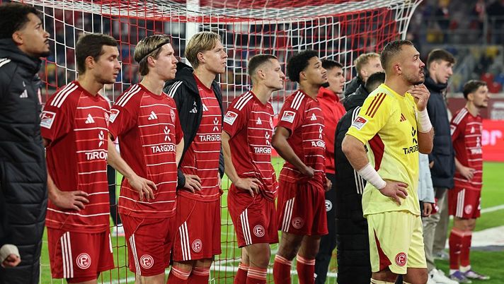 DUESSELDORF, GERMANY - OCTOBER 03: Th eteam of Fortuna Düsseldorf looks dejected after the 2. Bundesliga match between Fortuna Düsseldorf and 1. FC Nürnberg at Merkur Spiel-Arena on October 03, 2025 in Duesseldorf, Germany. (Photo by Christof Koepsel/Getty Images) Fortuna Dusseldorf-Braunschweig, dove vederla in streaming TV e diretta LIVE - immagine 1