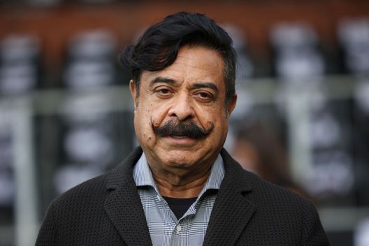 Londra, Inghilterra - OCTOBER 29: Shahid Khan, proprietario del Fulham, prima del match tra Fulham ed Everton. (Foto di Eddie Keogh/Getty Images) Fulham, piscina sul tetto dello stadio e prezzi folli per i biglietti- immagine 2