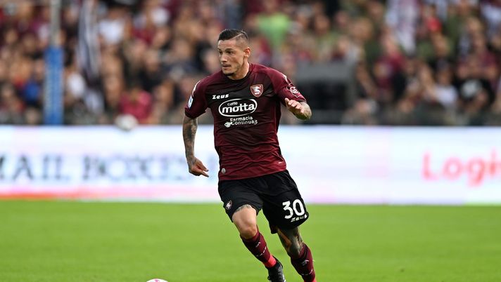 SALERNO, ITALY - OCTOBER 09: Pasquale Mazzocchi of Salernitana during the Serie A match between Salernitana and Hellas Verona at Stadio Arechi on October 09, 2022 in Salerno, Italy. (Photo by Francesco Pecoraro/Getty Images)  Napoli