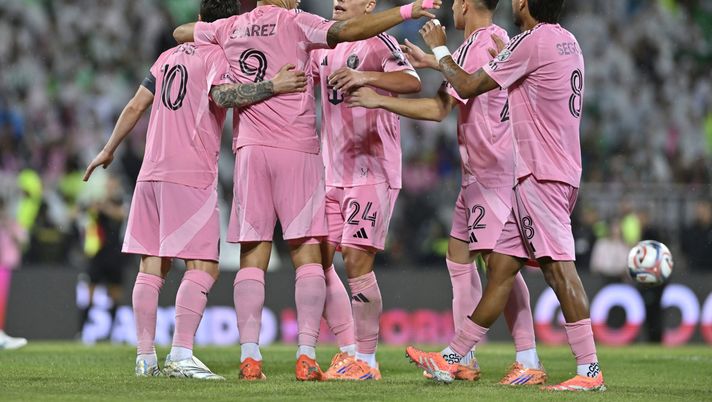 MEDELLIN, COLOMBIA - 31 GENNAIO: Luis Suarez dell'Inter Miami festeggia con i compagni di squadra dopo aver segnato il primo gol della sua squadra durante un'amichevole tra Atlético Nacional e Inter Miami all'Estadio Atanasio Girardot il 31 gennaio 2026 a Medellin, Colombia. (Foto di Gabriel Aponte/Getty Images) Prima gioia dell’anno per l’Inter Miami: Luis Suarez trascina gli statunitensi a Medellín - immagine 1