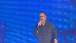 Gigi D’Alessio show alla Reggia di Caserta: sventolata una sciarpa del Napoli – VIDEO