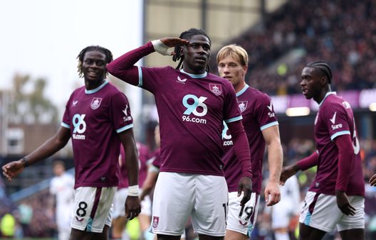 Loum Tchaouna festeggia il secondo gol del sua Burnley durante la partita di Premier League contro il Leeds United al Turf Moor il 18 ottobre 2025. (Foto di Alex Livesey/Getty Images)