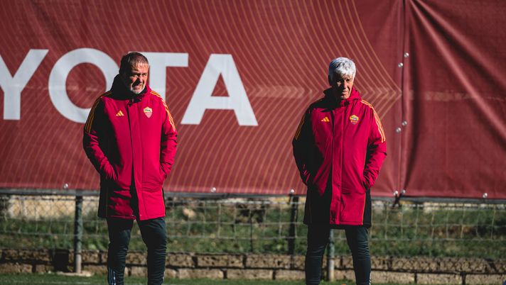 ROME, ITALY - NOVEMBER 28: AS Roma coach Gian Piero Gasperini and his assistant Tullio Gritti during a training session at Centro Sportivo Fulvio Bernardini on November 28, 2025 in Rome, Italy. (Photo by Fabio Rossi/AS Roma via Getty Images) Roma, c’è da sciogliere un dubbio in difesa per la sfida col Napoli: le ultime – GdS - immagine 1