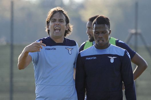 Coach Simone Inzaghi (L) and Balde Diao Keita attends an SS Lazio training session on September 29, 2016 in Rome, Italy. Manfredini: “Una volta ho scommesso 50 euro con Simone Inzaghi e Tare per…”- immagine 2