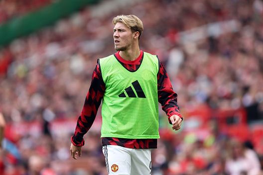 MANCHESTER, ENGLAND - AUGUST 09: Rasmus Hojlund of Manchester United warms up during the pre-season friendly match between Manchester United and ACF Fiorentina at Old Trafford on August 09, 2025 in Manchester, England. (Photo by Matt McNulty/Getty Images) Hojlund
