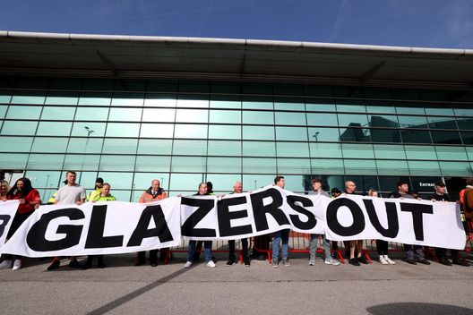 Contestazioni contro la dirigenza dello United. (Photo by Alex Livesey/Getty Images) manchester-united-i-tifosi-contro-la-proprieta-glazer-il-club-sta-lentamente-morendo