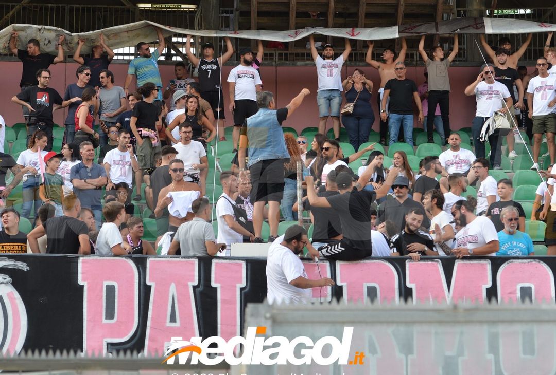 FOTOTIFO Palermo-Feralpisalò 3-0, gli scatti ai tifosi al “Renzo Barbera” (GALLERY) - immagine 16