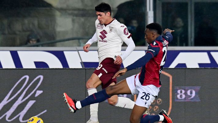 BOLOGNA, ITALY - NOVEMBER 27: Raoul Bellanova of Torino FC runs with the ball whilst under pressure from Jhon Lucumi of Bologna FC during the Serie A TIM match between Bologna FC and Torino FC at Stadio Renato Dall'Ara on November 27, 2023 in Bologna, Italy. (Photo by Alessandro Sabattini/Getty Images) Torino-Bologna, le probabili formazioni - immagine 1