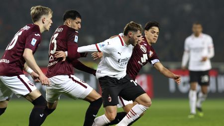 TURIN, ITALY - FEBRUARY 22: Samuele Ricci and Guillermo Maripan of Torino competes for the ball with Santiago Gimenez of AC Milan during the Serie A match between Torino and AC Milan at Stadio Olimpico di Torino on February 22, 2025 in Turin, Italy. (Photo by Claudio Villa/AC Milan via Getty Images)