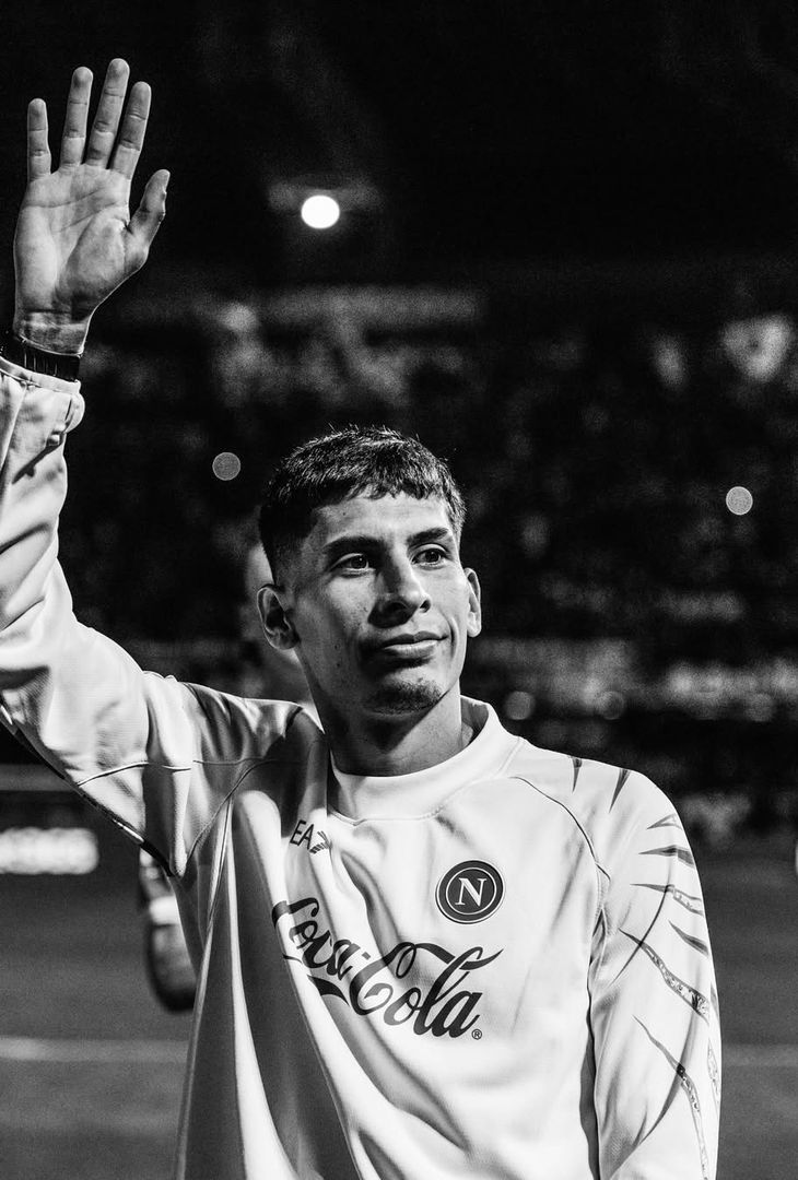 Apre McTominay, chiude Alisson Santos; nel mezzo, l'autorete di Terracciano e De Bruyne: una gara perfetta disputata venerdì sera dal Napoli di Antonio Conte contro la Cremonese, riassunta in 20 fotografie bianche e nere che vanno a comporre un post pubblicato in giornata dall'admin Instagram della compagine partenopea.