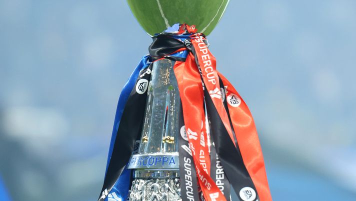 RIYADH, SAUDI ARABIA - JANUARY 06: A detailed view of the Italian Super Cup trophy on a plinth prior to the Italian Super Cup Final between FC Internazionale and AC Milan at Kingdom Arena on January 06, 2025 in Riyadh, Saudi Arabia. (Photo by Yasser Bakhsh/Getty Images) Il Bologna da domani a Riad: il programma della settimana - immagine 1
