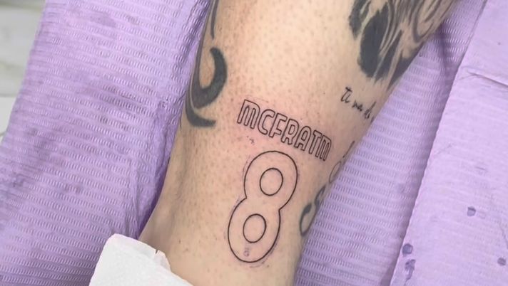 “Mi sono tatuato da solo l’8 e McFratm”: la rivelazione del tifoso diventato virale “Mi sono tatuato da solo l’8 e McFratm”: la rivelazione del tifoso diventato virale - immagine 1