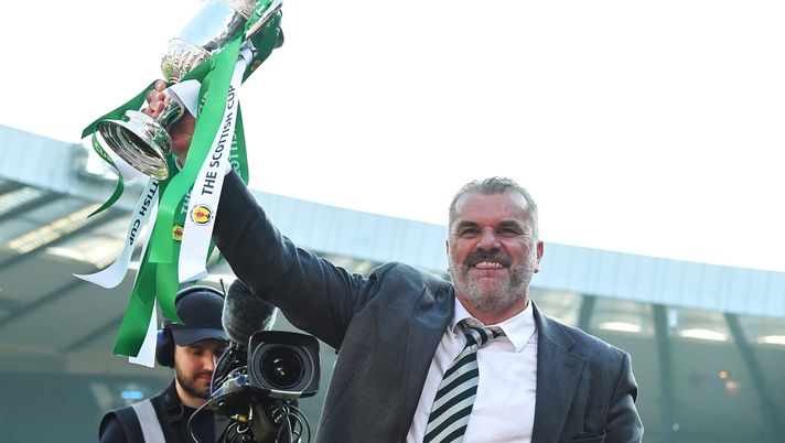GLASGOW, SCOTLAND - JUNE 03: Angelos Postecoglou, Manager of Celtic lifts the Scottish Cup trophy after the team's victory during the Scottish Cup Final between Celtic and Inverness Caledonian Thistle at Hampden Park on June 03, 2023 in Glasgow, Scotland. (Photo by Mark Runnacles/Getty Images) UFFICIALE – Tottenham, Postecoglou il nuovo allenatore. Levy: “Molto felici” - immagine 1