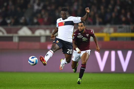 TURIN, ITALY - OCTOBER 22: Caleb Ekuban of Genoa CFC in action against Koffi Djidji of Torino FC during the Serie A match between Torino FC and Genoa CFC at Stadio Olimpico di Torino on October 22, 2021 in Turin, Italy. (Photo by Valerio Pennicino/Getty Images) Il Torino cerca ancora i primi tre punti in stagione: arriva la chance Genoa- immagine 2
