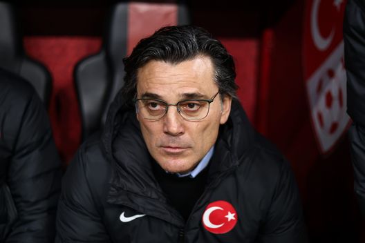 ISTANBUL, TURCHIA - 20 FEBBRAIO: L'allenatore della Turchia Vincenzo Montella osserva la partita di andata dei play-off della Lega A/B della UEFA Nations League 2024/25 tra Turchia e Ungheria allo stadio Rams Park il 20 febbraio 2025 a Istanbul, Turchia. (Foto di Ahmad Mora/Getty Images) Turchia, Montella avverte l’Italia: “Galles in finale? In casa è una guerra lì”- immagine 2