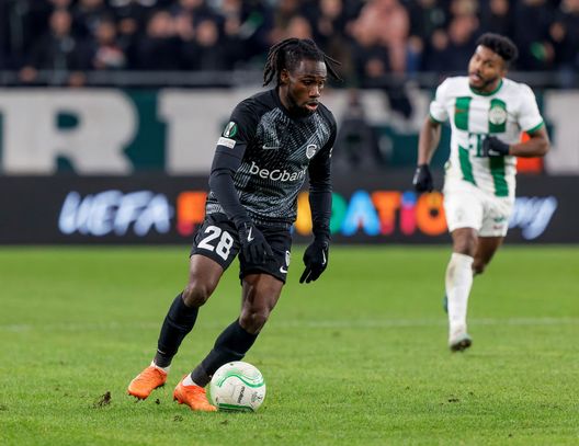 Budapest, Ungheria - 9 novembre 2023: Joseph Paintsil durante la partita tra Ferencvaros e Genk. (Foto di Laszlo Szirtesi/Getty Images) Verso Club Bruges-Genk, statistiche e precedenti tra le due squadre- immagine 3