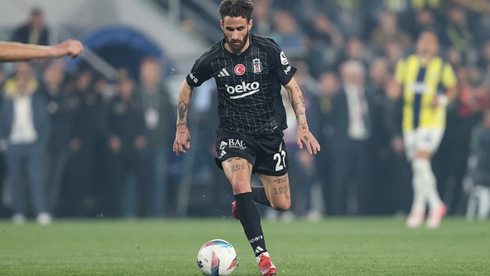 ISTANBUL, TURKEY - MAY 4: Rafa Silva of Besiktas runs with the ball during the Turkish Super League match between Fenerbahce and Besiktas on May 4, 2025 in Istanbul, Turkey. (Photo by Ahmad Mora/Getty Images) Rafa Silva-Besiktas, la guerra continua: Yalçin non aspetterà oltre - immagine 1