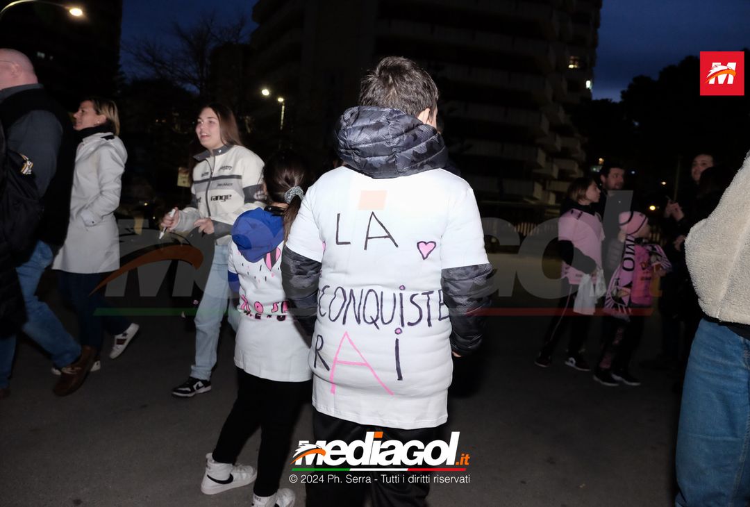 FOTO PALERMO: il Palermo FC si raduna al parcheggio dell’Ippodromo (GALLERY) - immagine 9