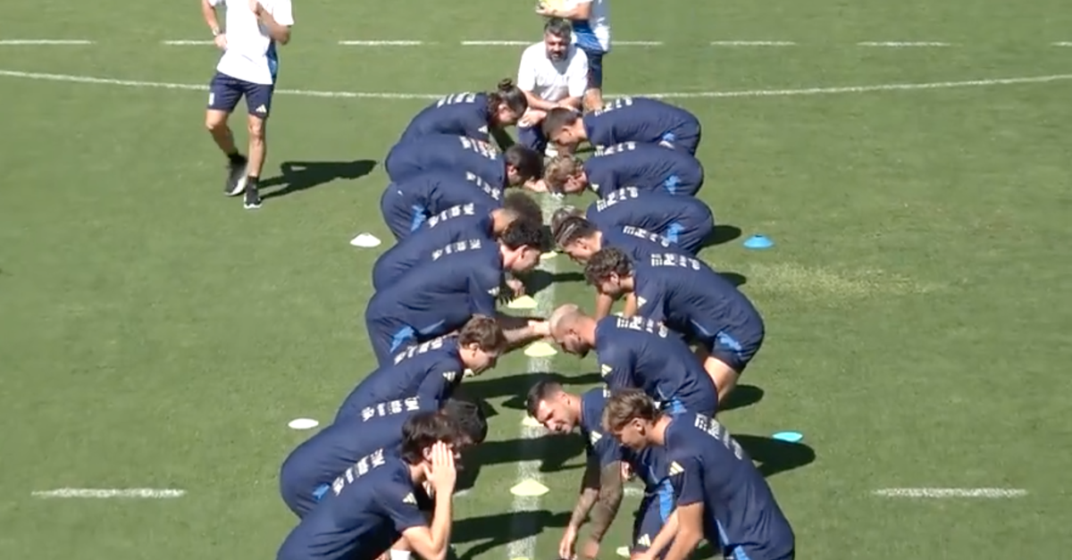 VIDEO / Testa, piedi schiena… Gattuso, l’esercizio è tutto da ridere! VIDEO / Testa, piedi schiena… Gattuso, l’esercizio è tutto da ridere!