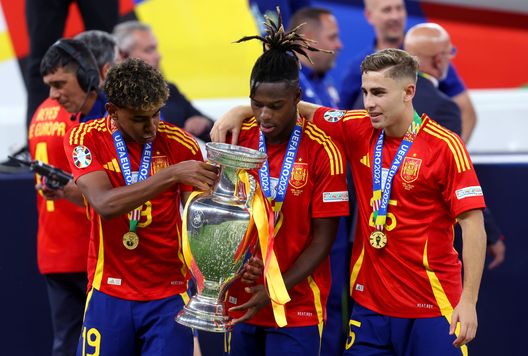 BERLINO, GERMANIA - 14 LUGLIO: Lamine Yamal, Nico Williams e Fermin Lopez della Spagna festeggiano con il Trofeo Henri Delaunay UEFA Euro 2024 dopo la finale di UEFA EURO 2024 tra Spagna e Inghilterra all'Olympiastadion il 14 luglio 2024 a Berlino, Germania. (Foto di Lars Baron/Getty Images) Spagna-Francia, in palio la finale: il pronostico di DDD- immagine 2