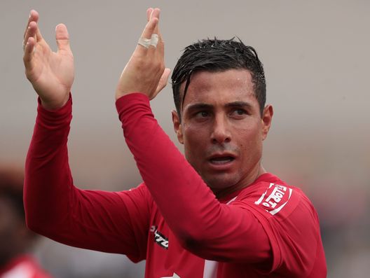 MONZA, ITALY - OCTOBER 09: Armando Izzo of AC Monza celebrates victory at the end of the Serie A match between AC Monza and Spezia Calcio at Stadio Brianteo on October 09, 2022 in Monza, Italy. (Photo by Emilio Andreoli/Getty Images)